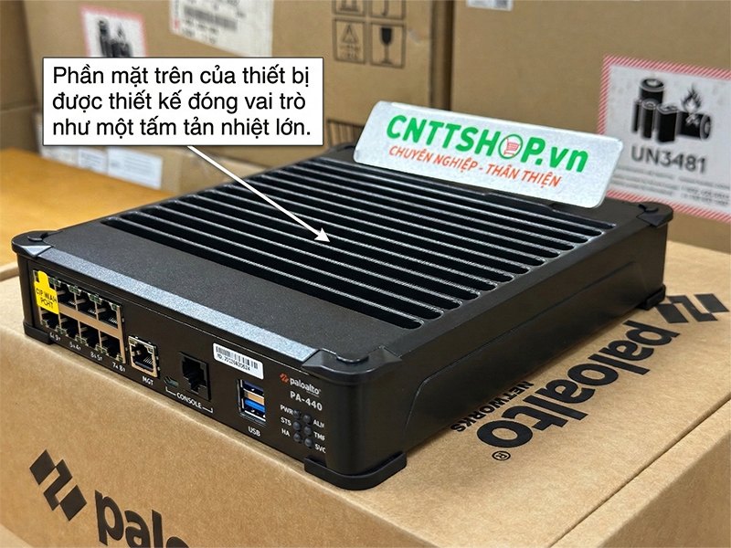 Mặt trên của tường lửa Palo Alto PAN-PA-440 để tản nhiệt