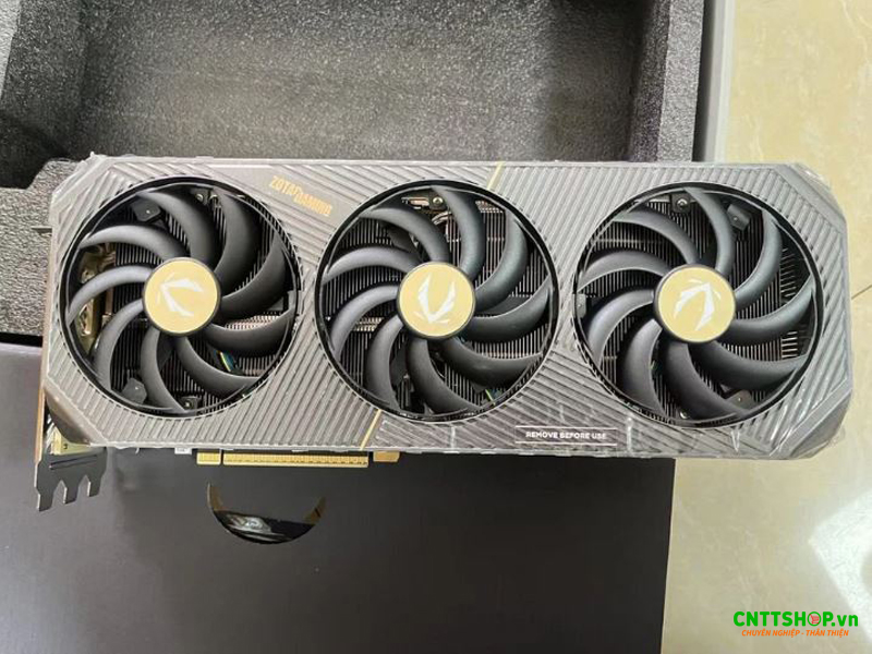 ZOTAC RTX 5090 SOLID với 3 quạt tản nhiệt BladeLink