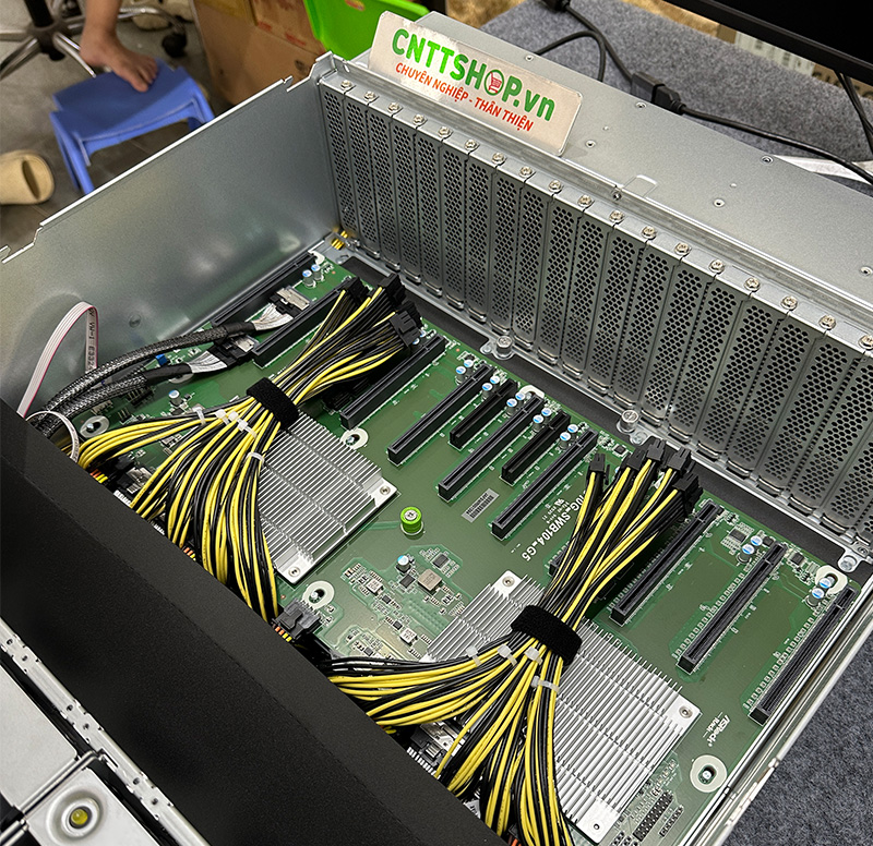 Máy chủ có 10 khe PCIe 5.0 x16 có thể lắp được tới 10 GPU Dual-Slot công suất tới 600W