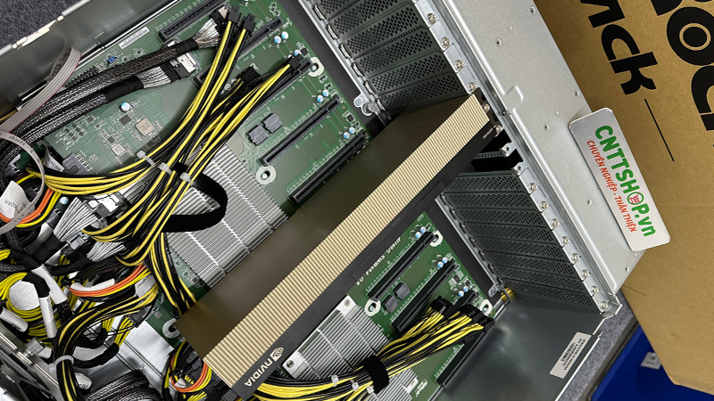 Các khe PCIe trên ASRock Rack 4U10G-TURIN2/RF+