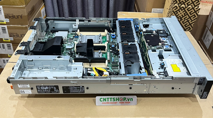 Bên trong máy chủ Dell PowerEdge R750xs