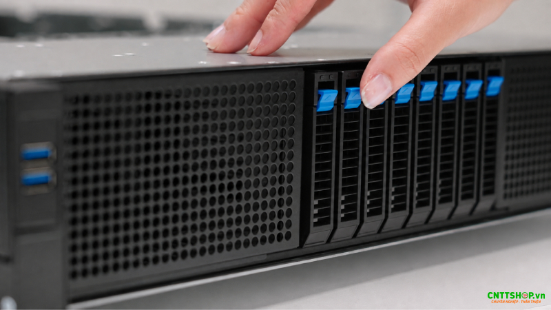 Máy chủ có 8 bay ổ cứng SAS/SATA/NVMe