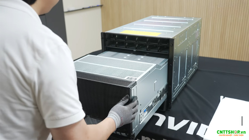 Thiết kế dạng khay trượt trên NVIDIA DGX B300