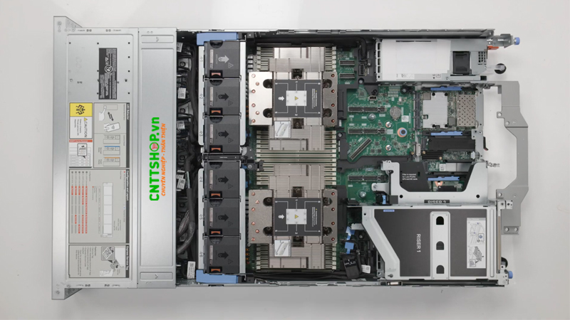 Các linh kiện bên trong R7725xd được bố trí khoa học để tối ưu luồng gió làm mát