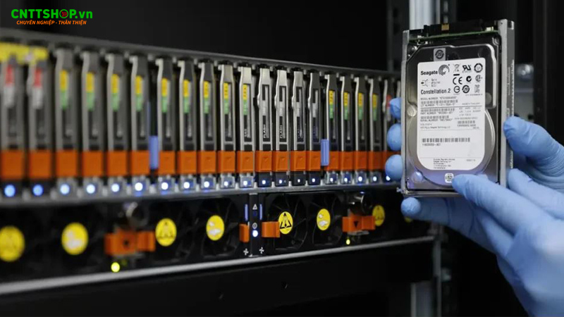 Rebuild RAID được thực hiện khi thay thế ổ cứng lỗi bằng một ổ mới