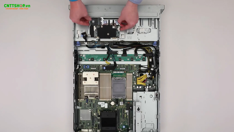 RAID Controller thường được lắp đặt gần các ổ cứng lưu trữ nhất có thể